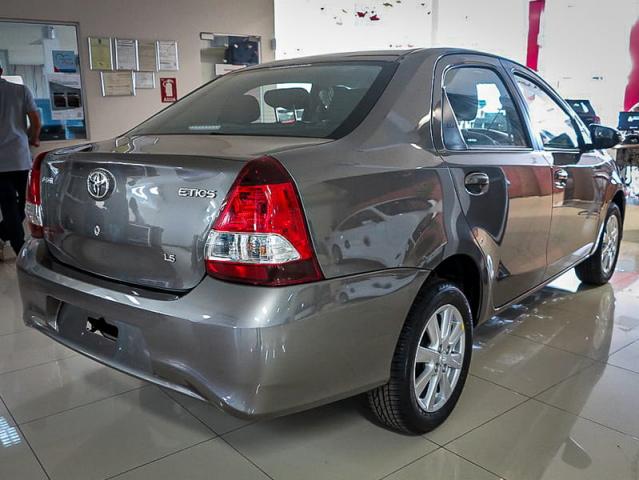 TOYOTA ETIOS SEDAN X PLUS 15 MT 19/20 - Foto 6