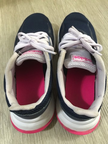 tenis adidas tem forma grande