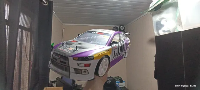 Carro de Controle Remoto GTR/Lexus 2.4g Para Drift Com Tração nas 4 Rodas