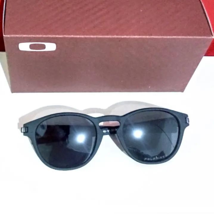 Óculos de sol Oakley Latch redondo preto fosco e lentes polarizada unissex novo  - Foto 4