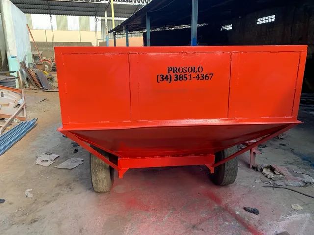 Carreta de esparramar café no terreiro