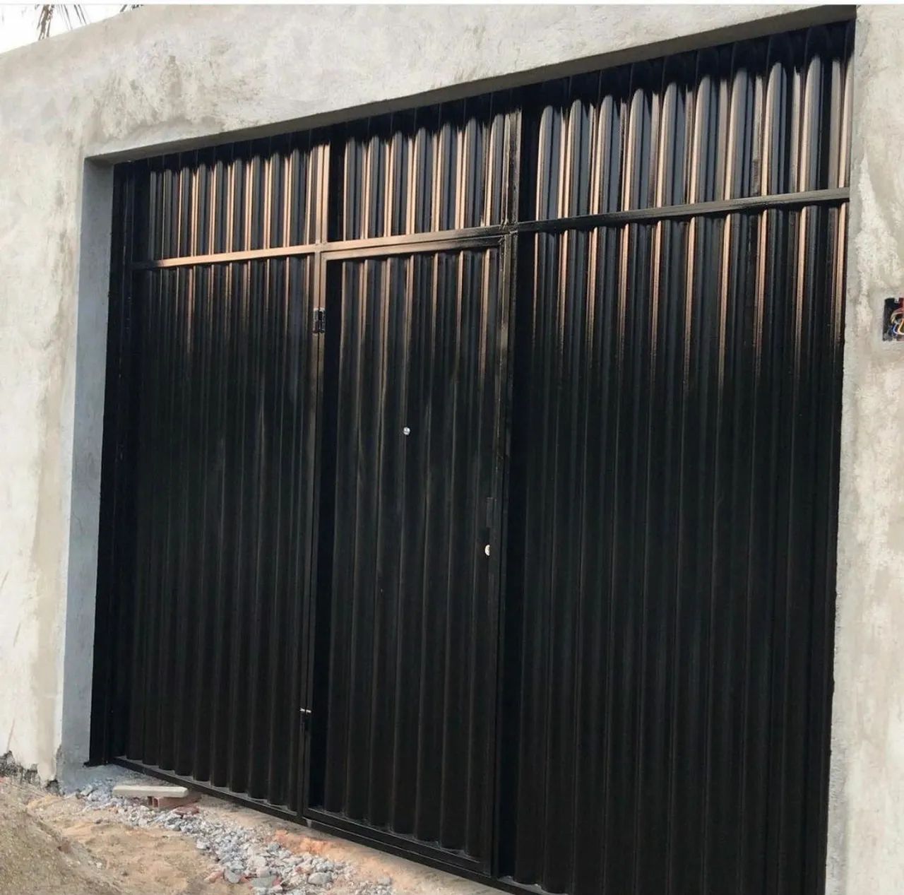 Portões em chapa reforçada com social para garagem. - Foto 4