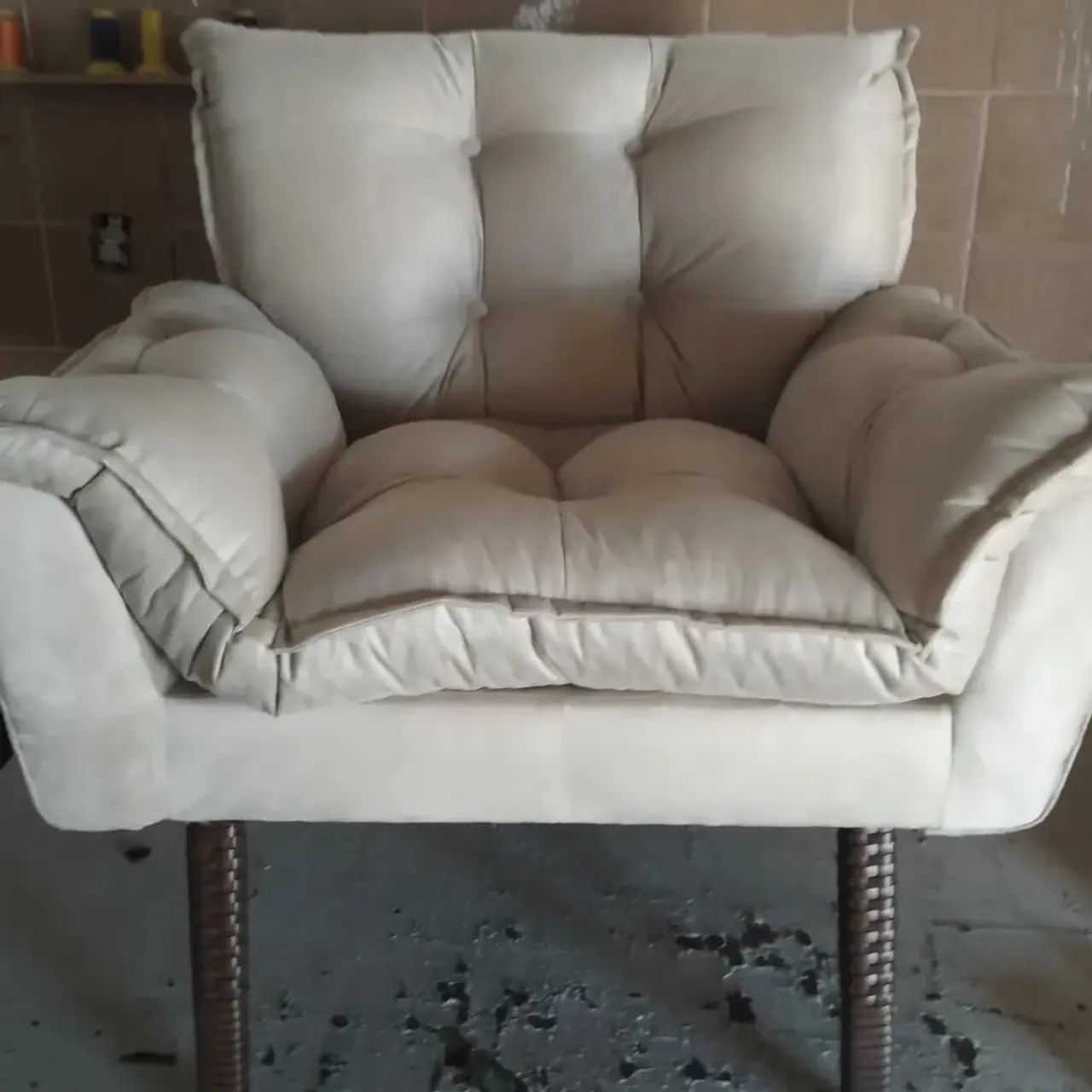 Poltrona decorativa em sued super confortável 