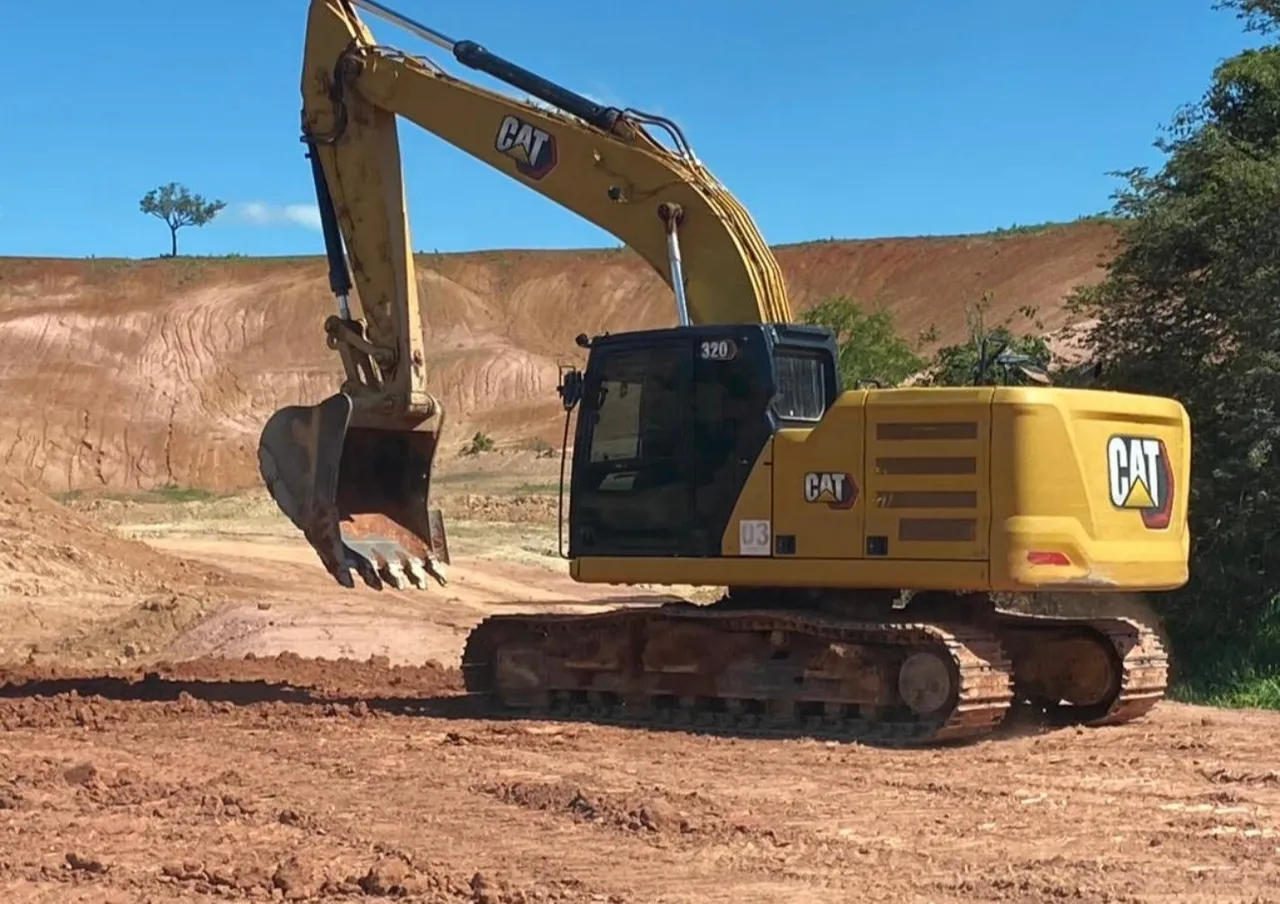ESCAVADEIRA CATERPILLAR 320