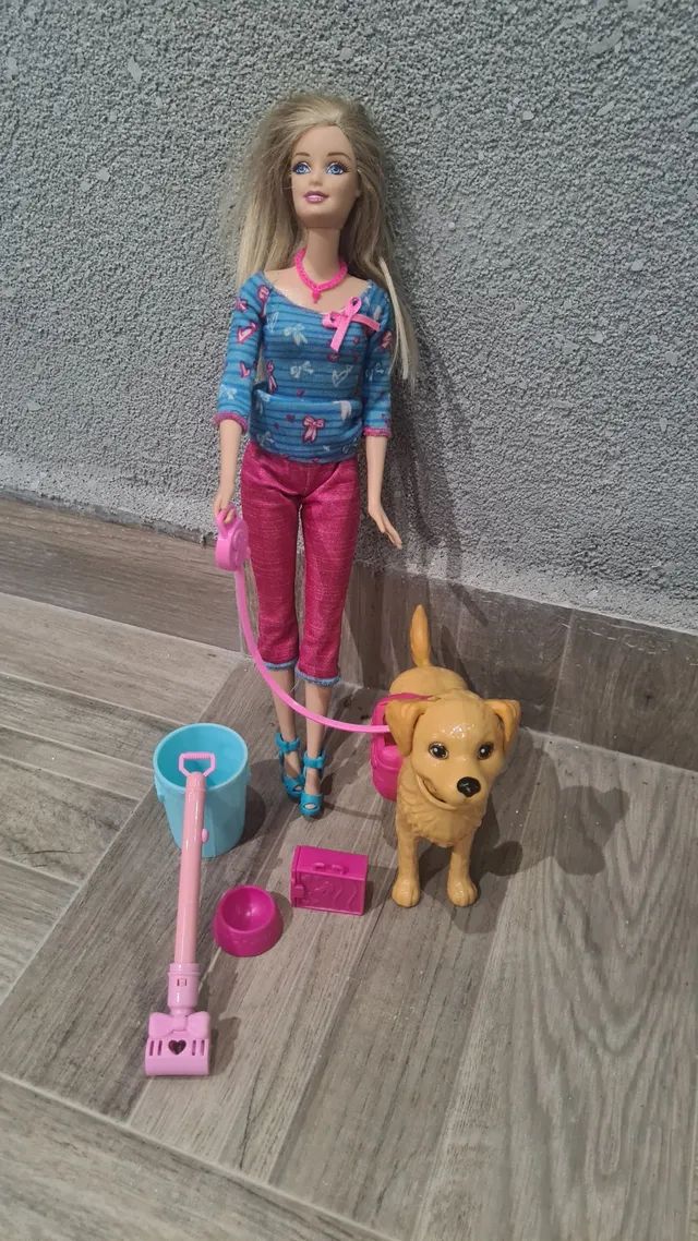Cachorro da Barbie que faz cocô 