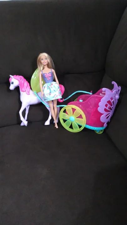 Carruagem da Barbie e uma boneca Barbie. - Foto 5