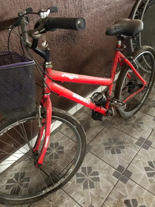 Bicicleta vermelha com marcha