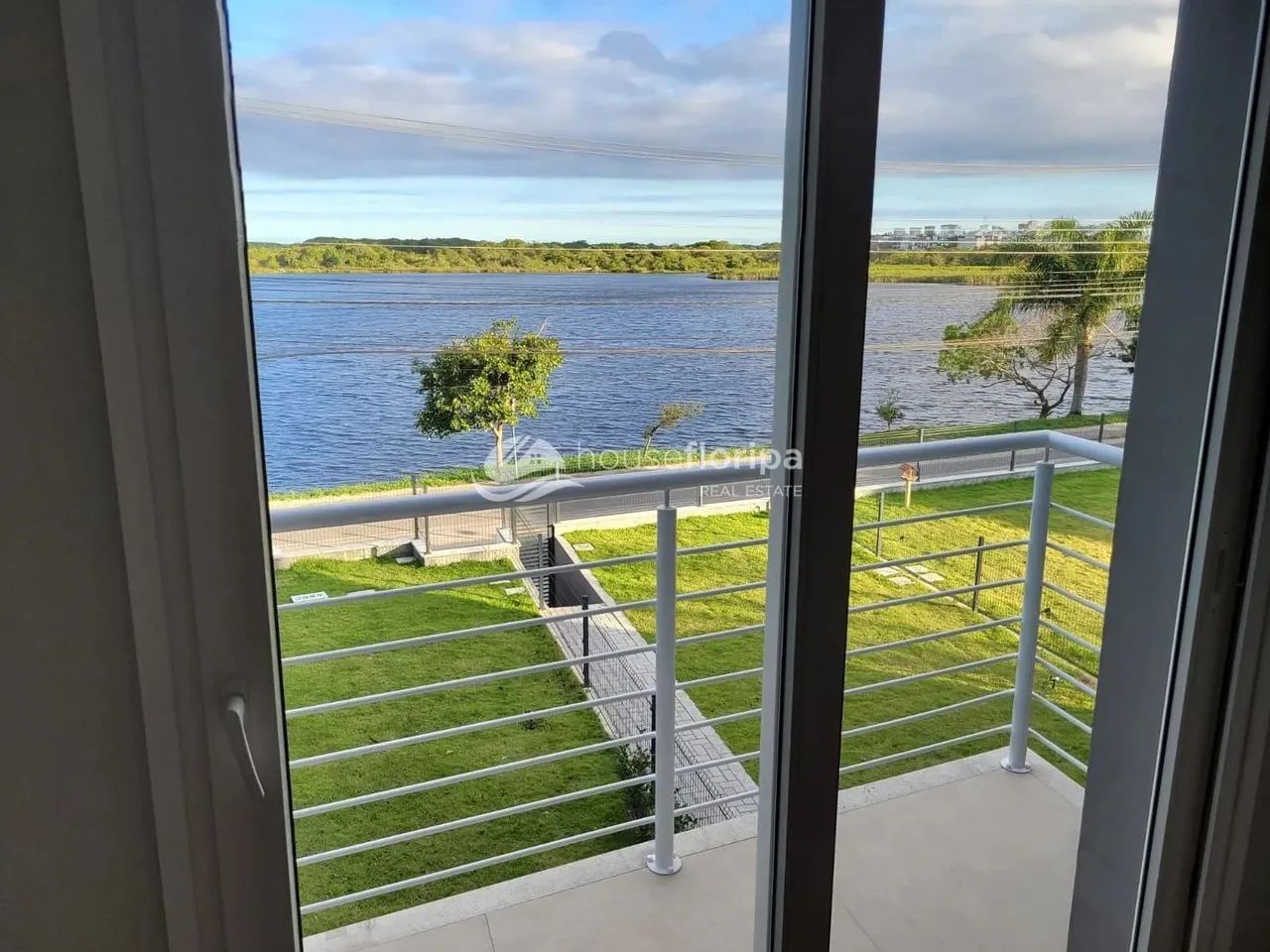 Casa financiável à venda com 3 dormitórios, com vista para a Lagoa Pequena, no Rio Tavares - Foto 2