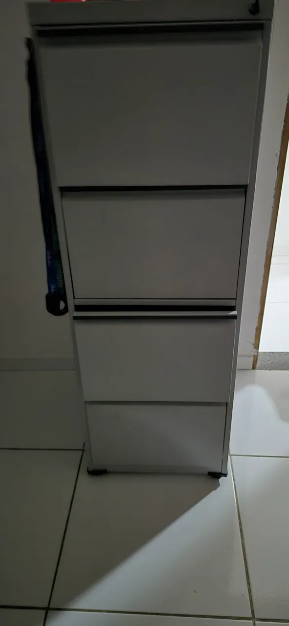Arquivo de aço com 4 gavetas