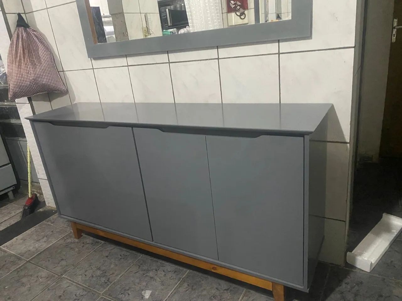 Buffet Cinza com Pés de Madeira