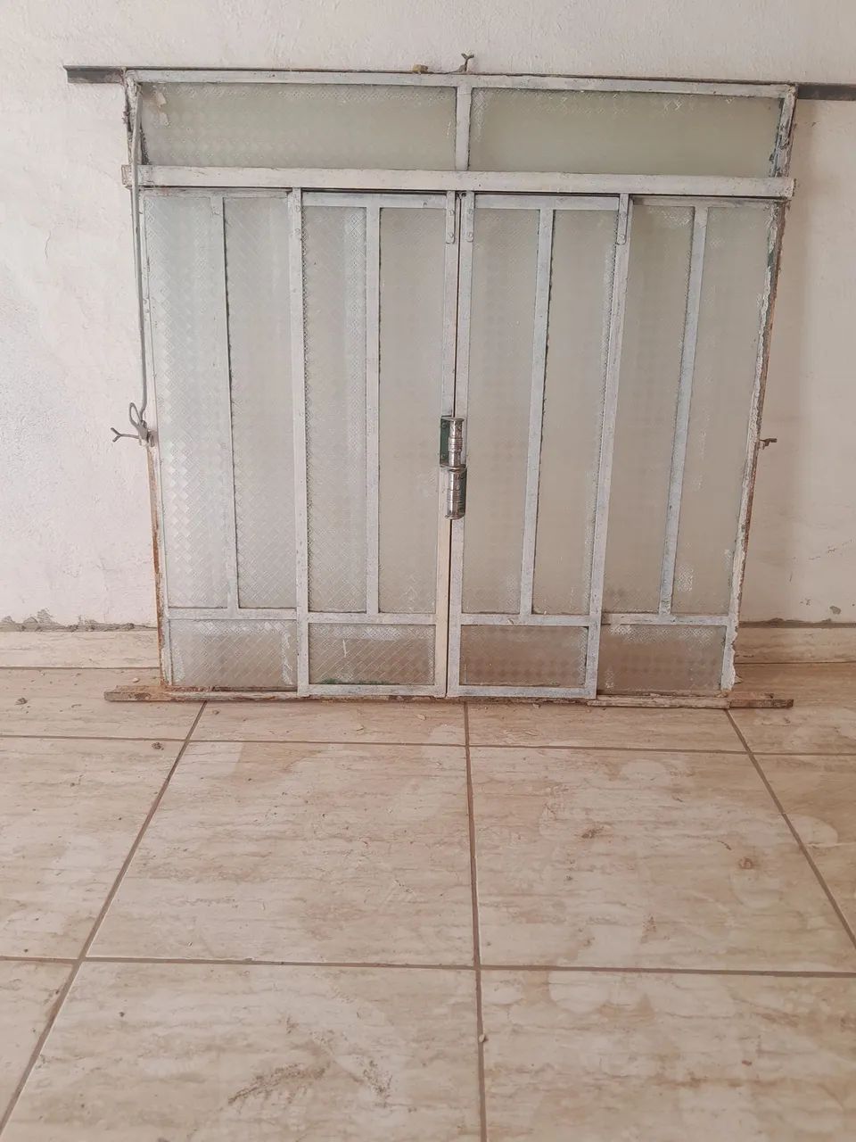Janelas de ferro com vidros, 4 folhas, 1×1 , tenho 4 janelas, 50$ cada janela, * - Foto 2