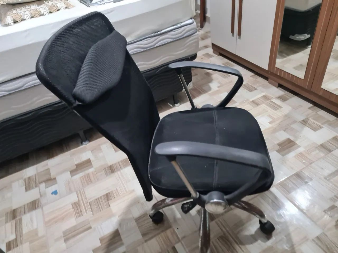 Cadeira de escritório ergonômica preta