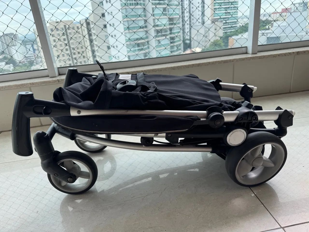 Carrinho de Bebê Dobrável - Leve e Prático