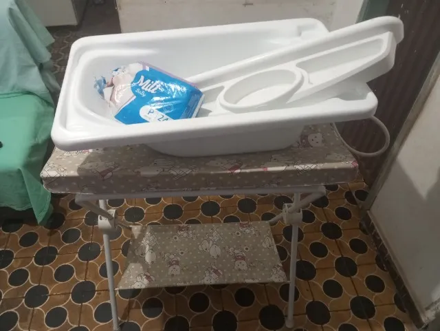 Trocador de bebê com banheira