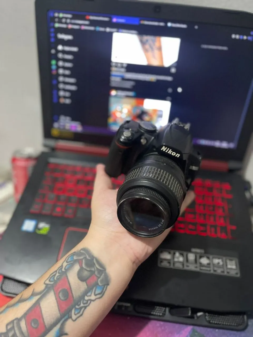 Vendo Câmera Nikon D3000 com Lente 18-55 - Ótimo Estado