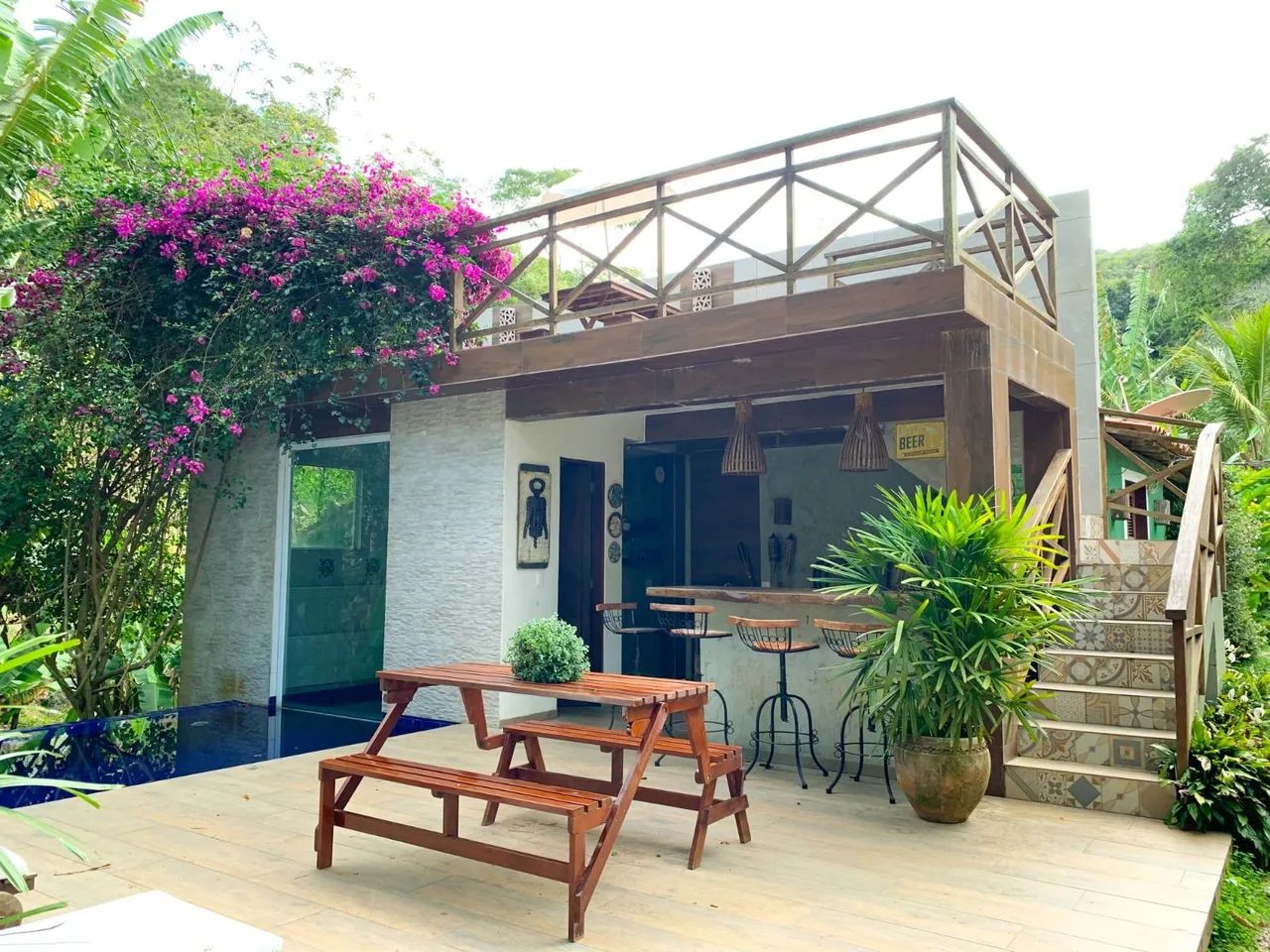 Sítio com piscina e área verde em local tranquilo