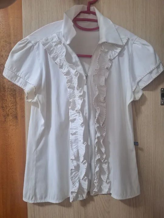Blusa branca com babados