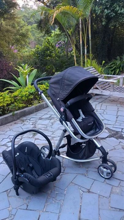 Carrinho Moisés com bebê conforto 