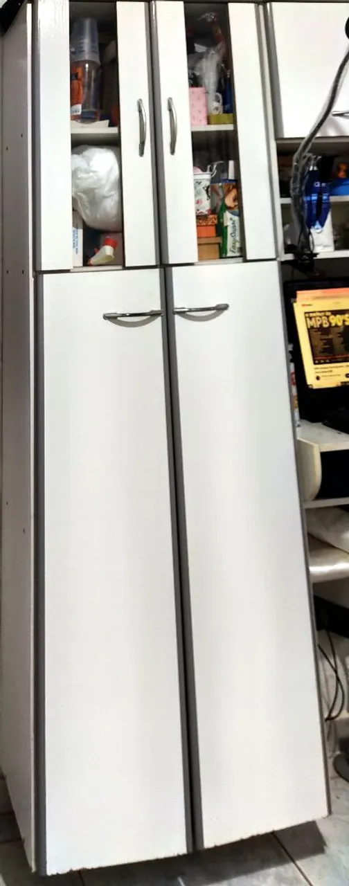 Armário vertical branco com portas e prateleiras