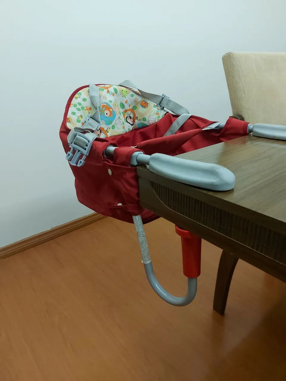 Cadeirinha infantil  para mesa