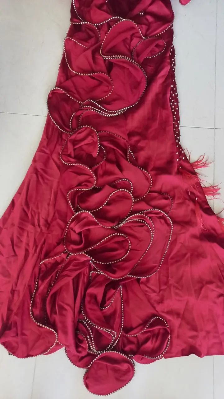 Vestido de Festa Vermelho com Detalhes em Penas - Foto 5