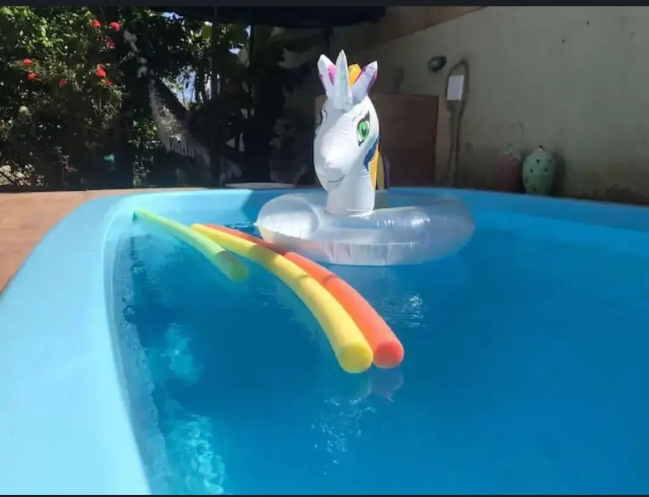 Aluga-se casa na caueira a 100m da praia com piscina e churrasqueira