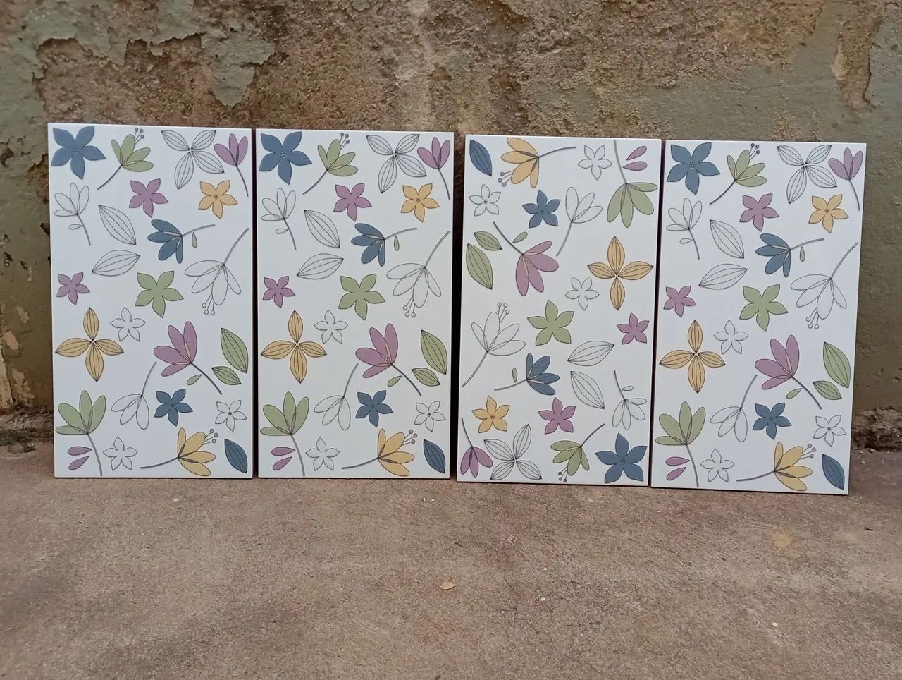 Revestimento Cerâmico Floral Em Alto Relevo 