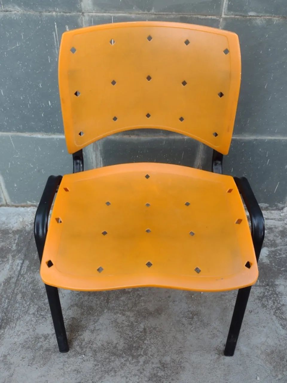 Kit de 7 cadeiras de plástico, amarelas, empilháveis, semi novas.