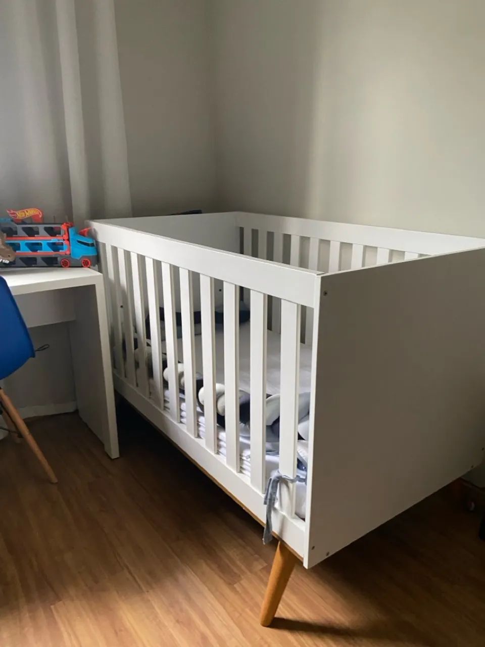 Berço Infantil Branco com Pés de Madeira