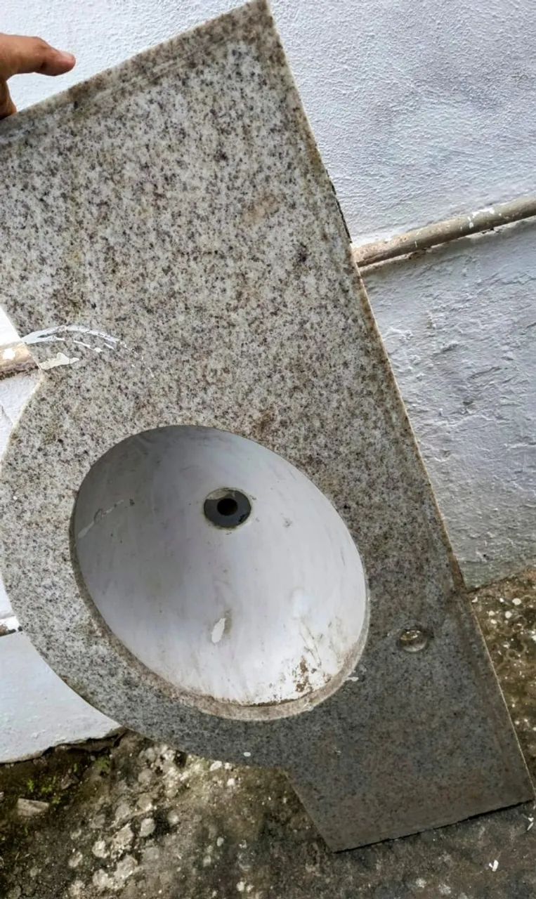 BALCÃO EM GRANITO CINZA COM CUBA EM CERÂMICA BRANCA