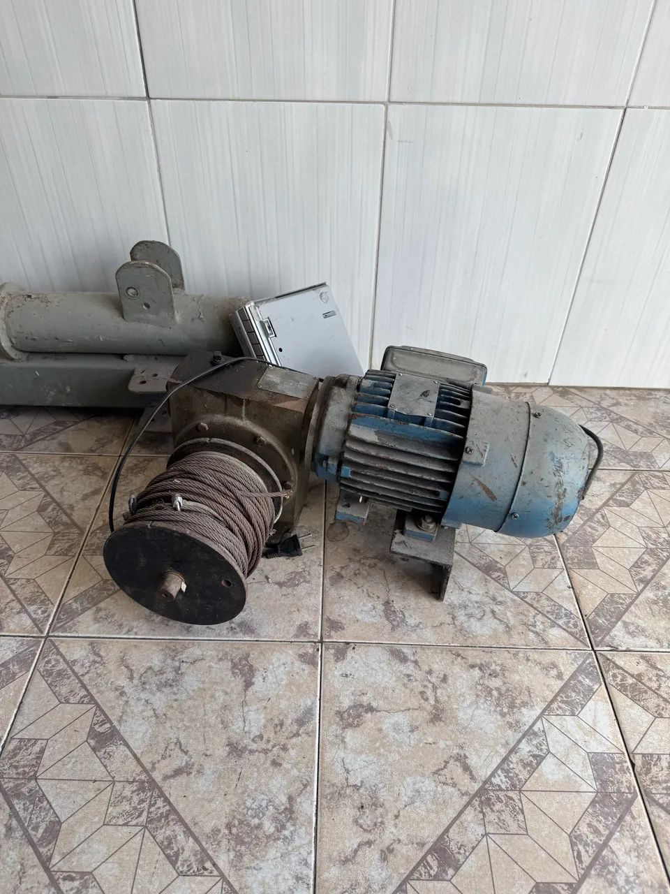 Mini grua guindaste de 300kg 30m - Foto 2