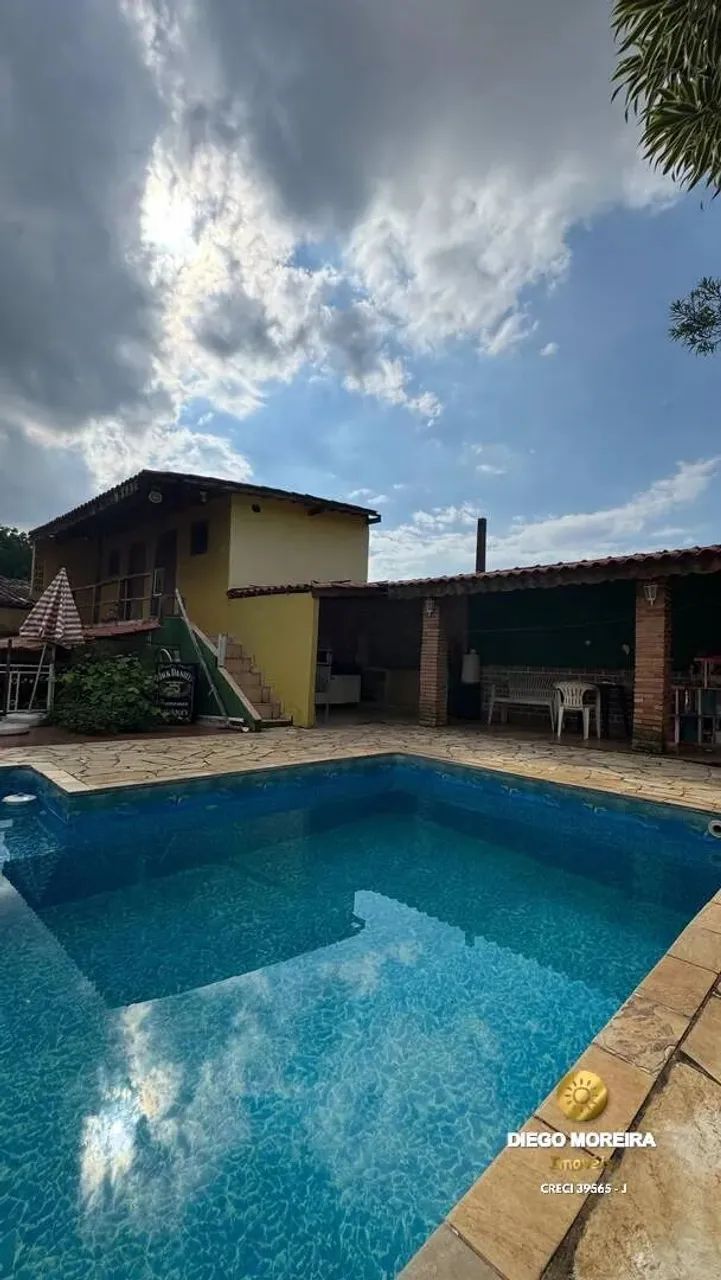 Casa com Piscina e Salão Comercial  Oportunidade Única!