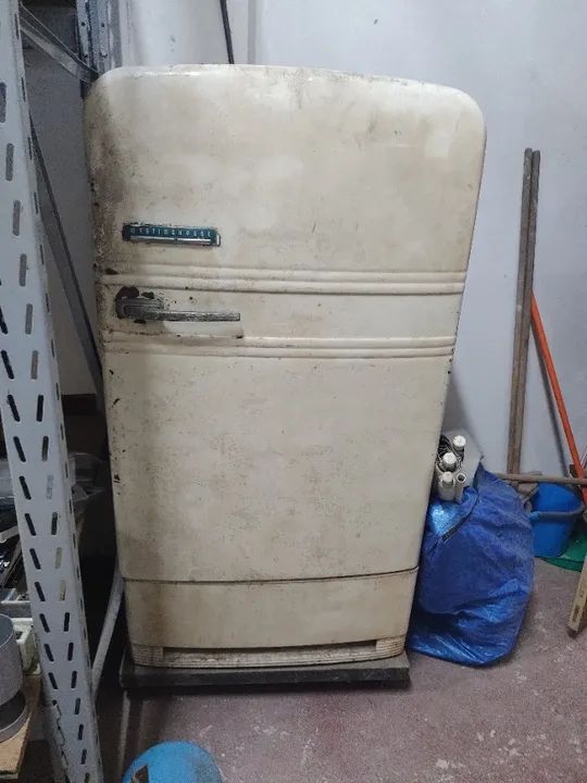 GELADEIRA VANGUARDISTA ESTILO MODERNISTA DE ÉPOCA