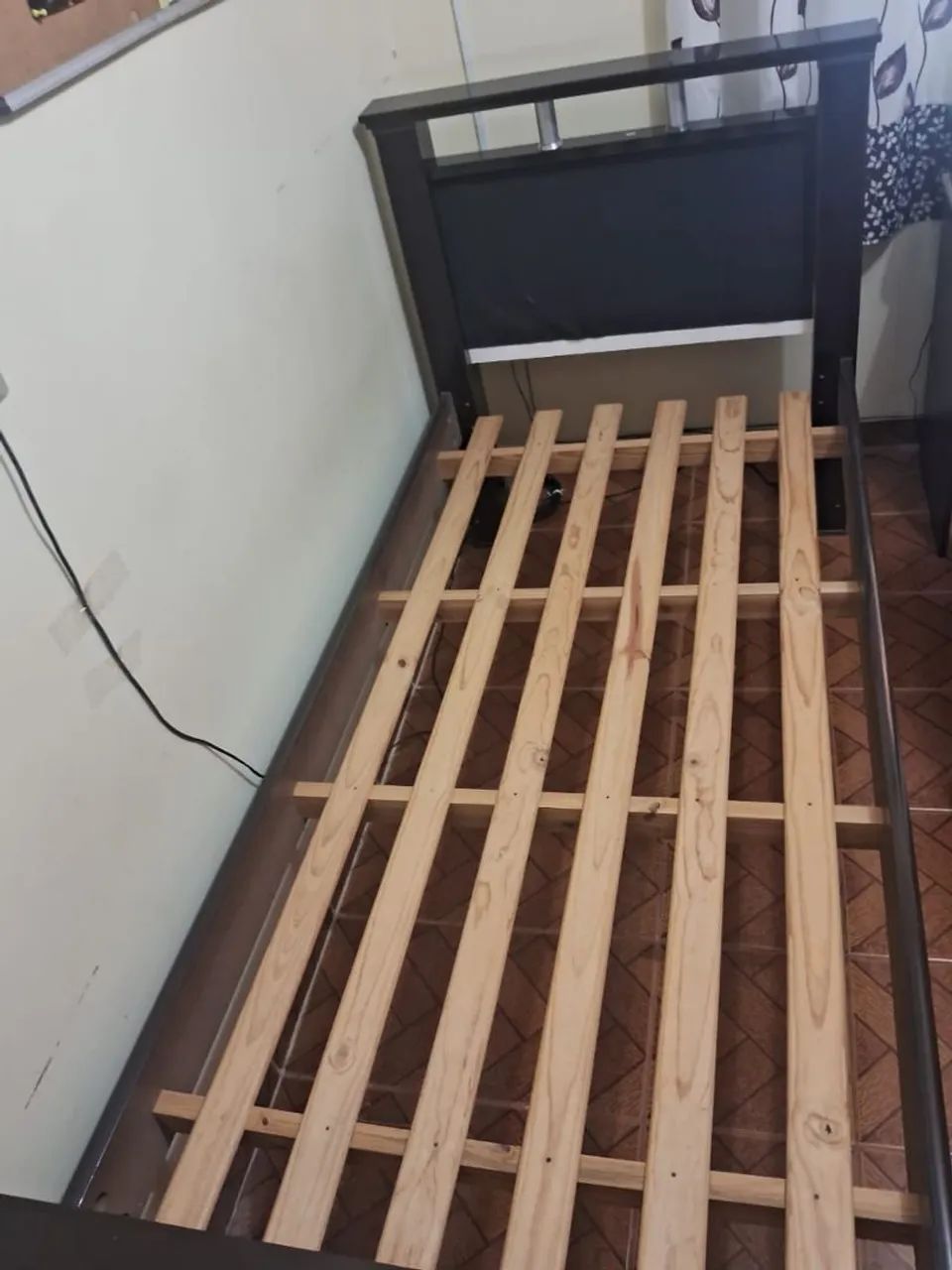 Vende-se Cama de Solteiro em ótimo estado de conservação. - Foto 2