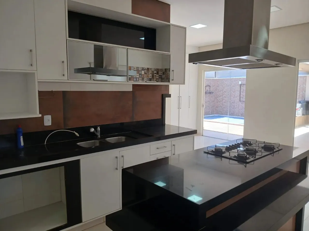Térrea para venda possui 240 metros quadrados com 3 quartos