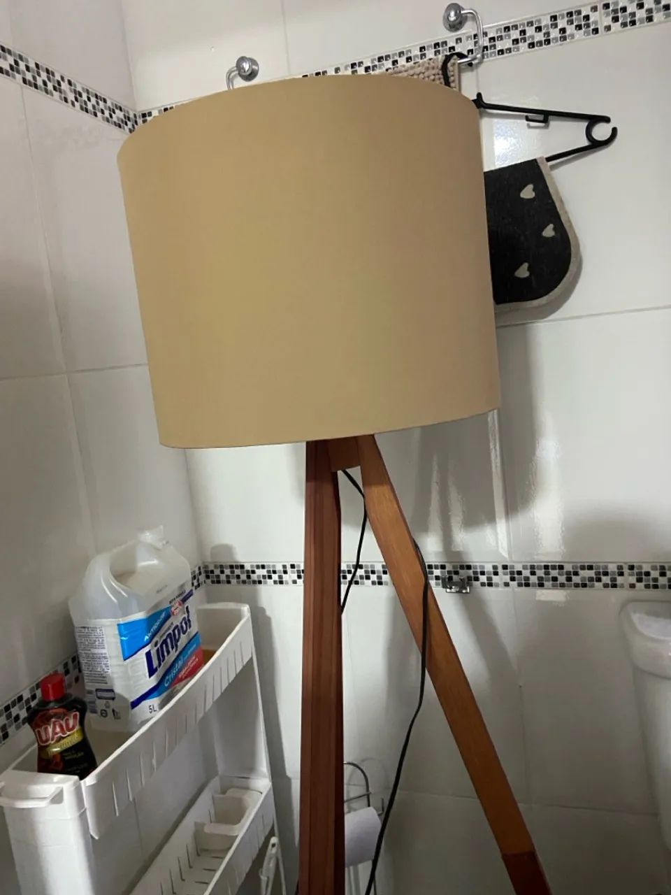 Abajur de Chão Tripé 1,50m Imbuia com Cúpula Caqui - Foto 3