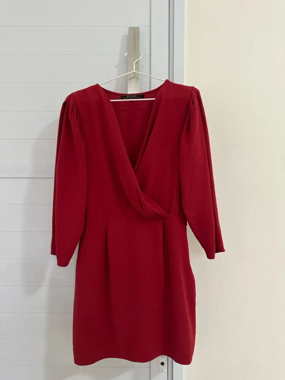 Vestido vermelho justo com decote em V e manga 3/4 da Shoulder - Foto 4