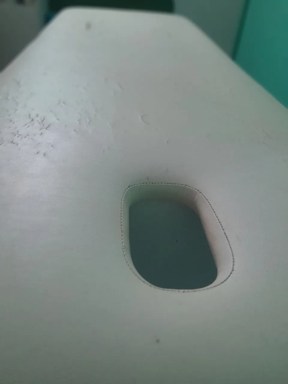 Mesa de massagem com orifício facial