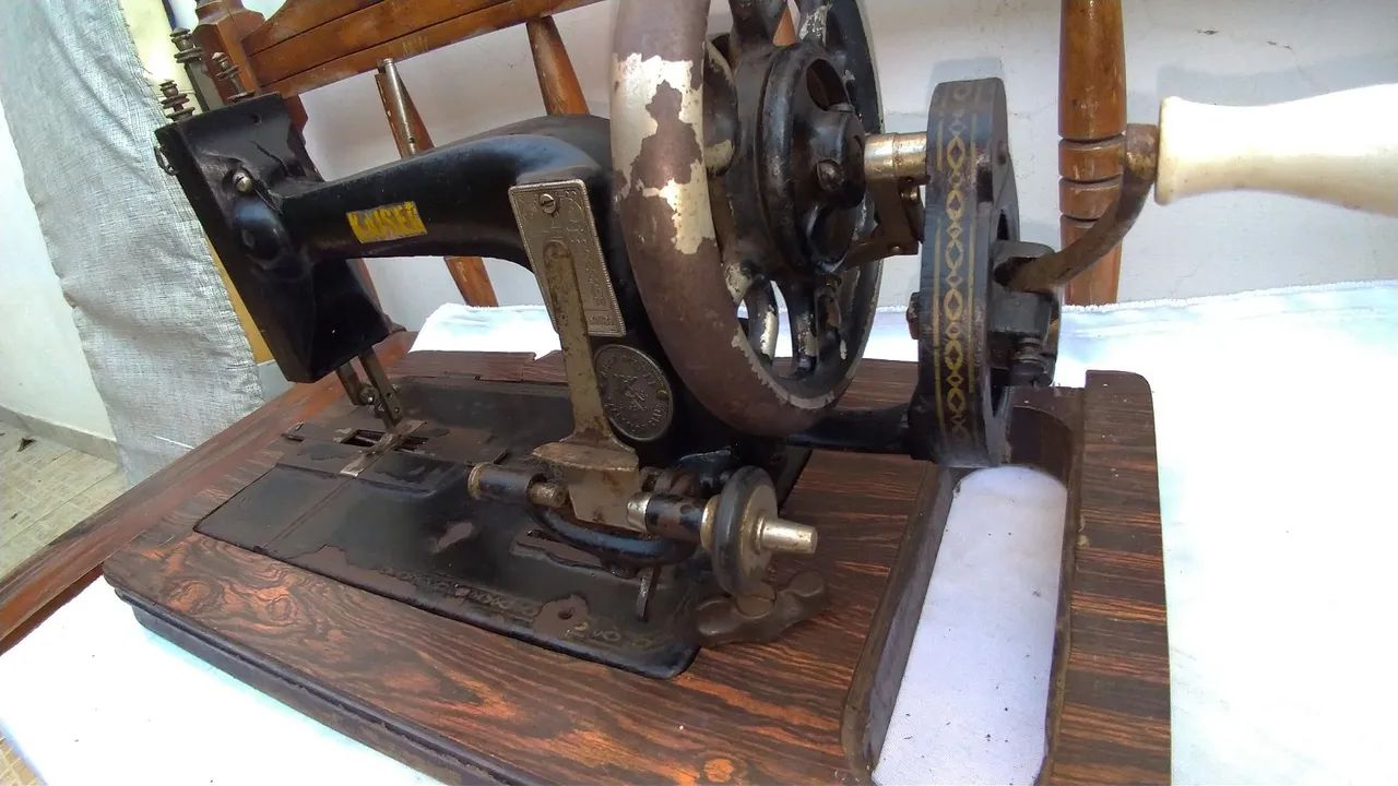 Máquina de costura Kaiser Antiga - Decoração Vintage - Foto 2