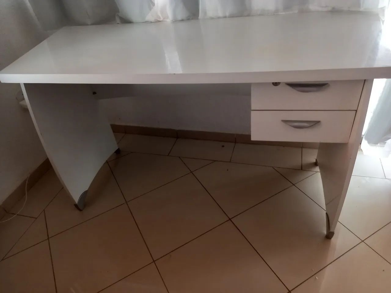 Mesa de Escritório Branca em MDF 1,32m nova - Foto 2