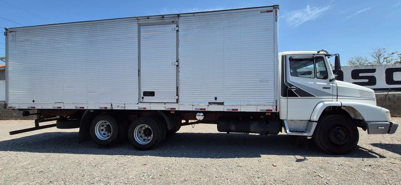 MB 1218 truck 6x2 Baú Facchini assoalho de Chapa xadrez caminhão só fazia nordeste  - Foto 3