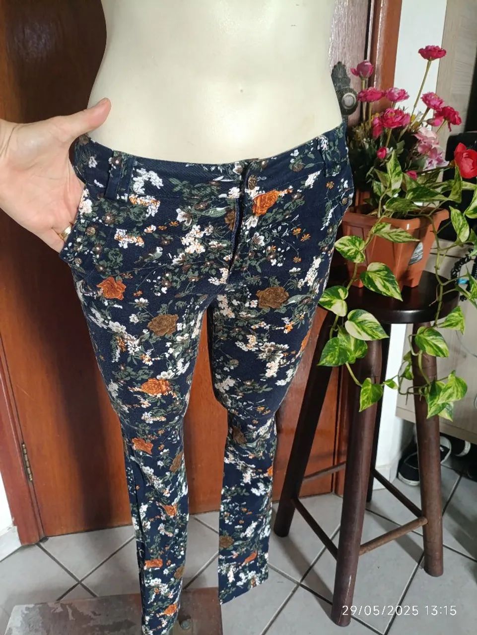 Calça Jeans estampada floral com elastano - veste até 42. - Foto 3