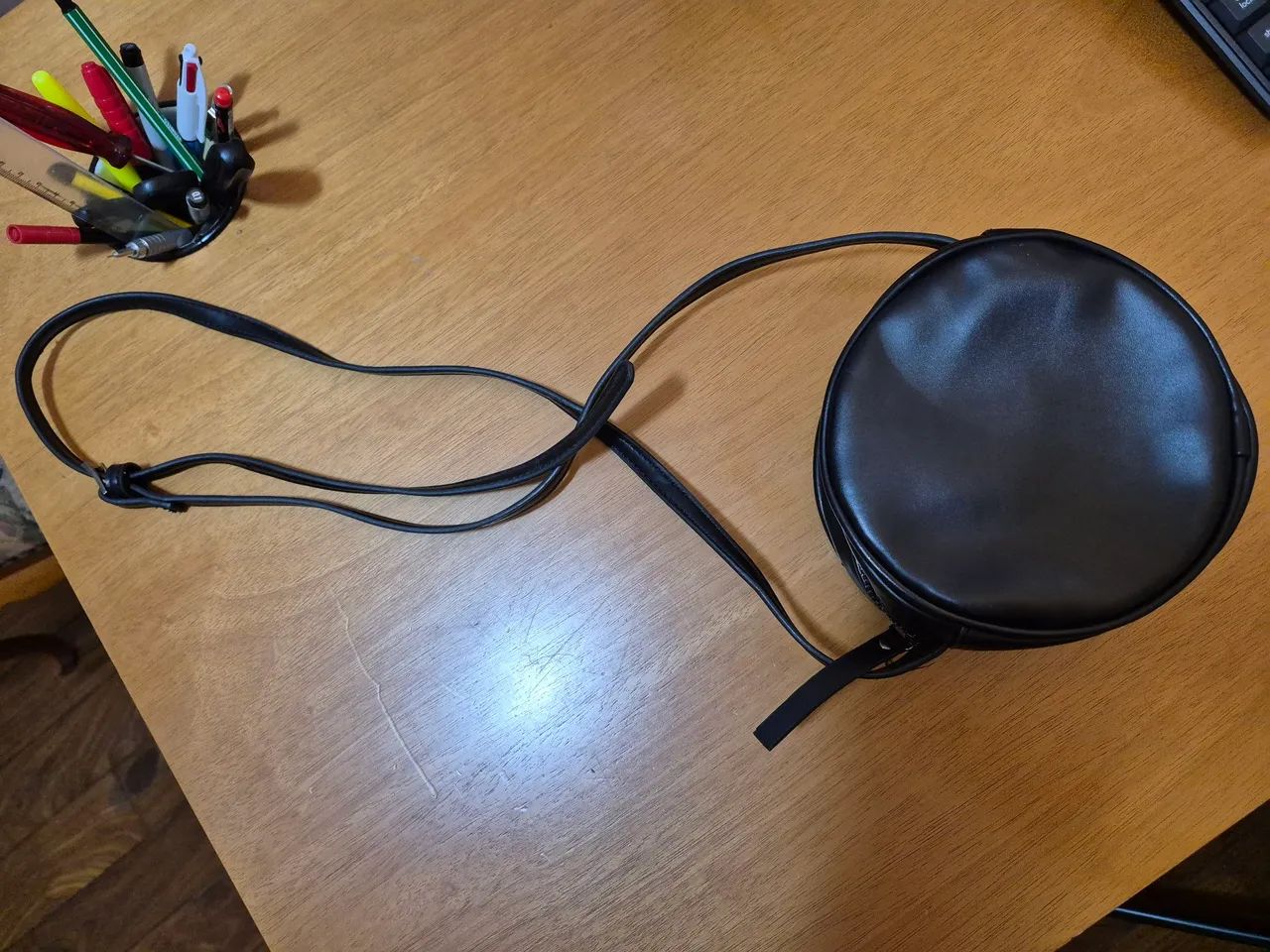 Bolsa redonda parte lantejoula preta Satinato - Foto 2