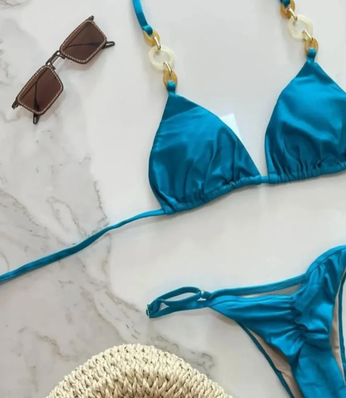 Biquíni Azul com Detalhes Modernos