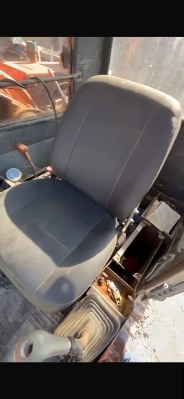 Escavadeira FH 200 -ano 2000- Máquina para Construção - Foto 2