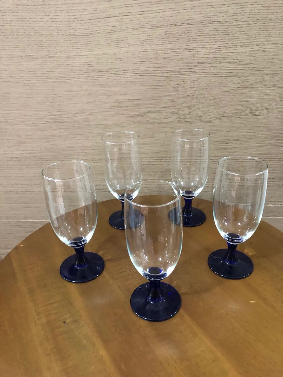 Taças de vidro com base azul cobalto
