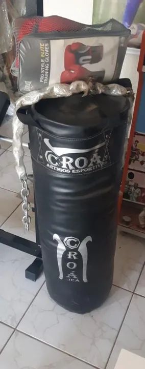 Saco de pancada com luvas de boxer.