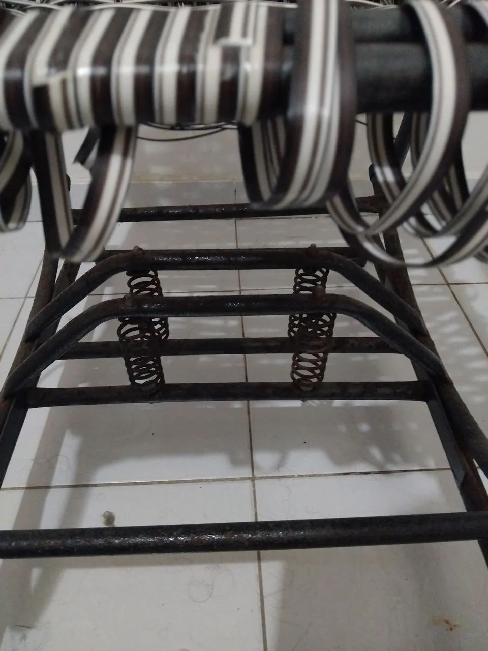 Cadeira de Balanço em Metal com 4 molas - Foto 4