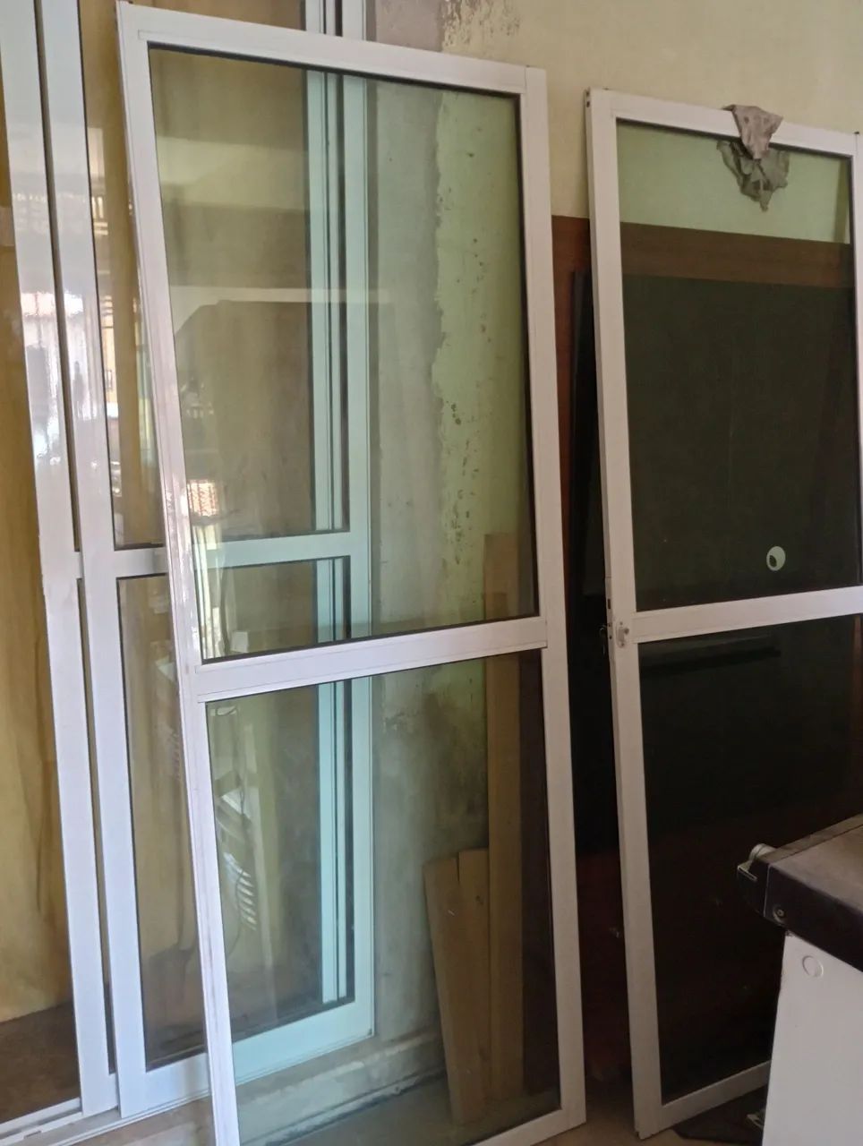  Vendo  porta de alumínio com Vidro