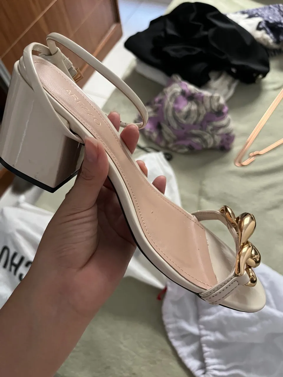 Sandália Feminina Arezzo - Elegância e Conforto